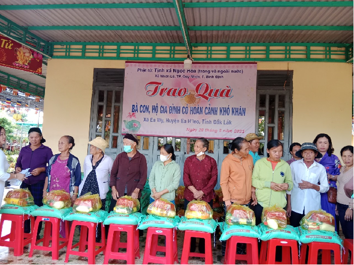 Tặng quà cho hộ gia đình có hoàn cảnh khó khăn tại xã Ea Wy